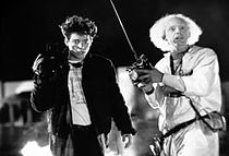 Marty McFly rolünde Michael J. Fox (üstte) ve Eric Stoltz (altta). Aynı sahnenin farklı oyuncularla çekilmiş hali.