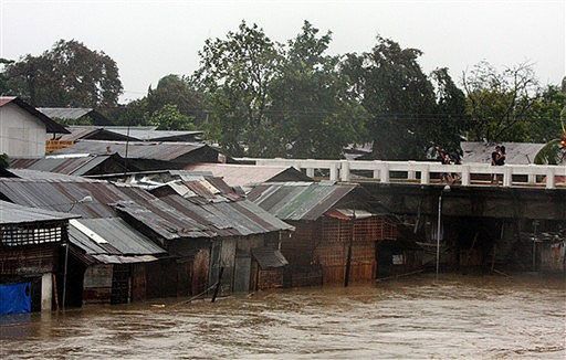 200 tys. ludzi ewakuowanych po przejściu tajfunu
