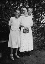 Helene Gotthold with her two children, Gerd and Gisela, in 1936.