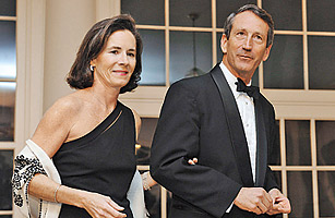 South Carolina Governor Mark Sanford arrives with his wife Jenny at a White House dinner held by U.S. President Barack Obama for the National Governors Association in Washington, February 22, 2009.