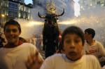 Young revellers run from the "Fire Bull", a man carrying a metal structure loaded with fireworks, at the San Fermin festival in Pamplona July 12, 2009.  REUTERS/Eloy Alonso 