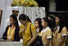 Students pay their respects during a wake for the late former President Corazon Aquino at De La Salle University in Manila August 3, 2009.