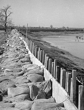 Walker Evans, The Bessis Levee, along a subsidiary of the Mississippi River, augmented with sand bags during the 1937 flood, near Tiptonville, Tennessee, February 1937. FSA-OWI Collection, Library of Congress, LC-USF33- 009234-M1.Walker Evans, The Bessis Levee, along a subsidiary of the Mississippi River, augmented with sand bags during the 1937 flood, near Tiptonville, Tennessee, February 1937. FSA-OWI Collection, Library of Congress, LC-USF33- 009234-M1.