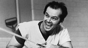 Jack Nicholson sprutar vatten frn en kran i filmen Gkboet. SVT Vetenskap. Foto: Scanpix