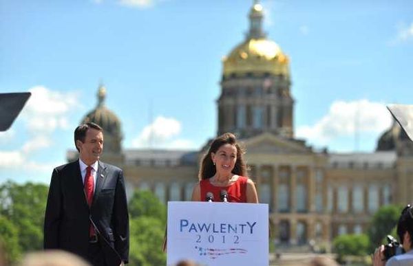 Minnesota Republican governor Tim Pawlenty and wife Mary announce his GOP presidential candidacy 5-23-11 in Des Moines