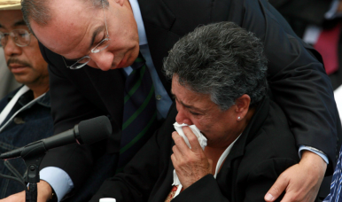 El Presidente Felipe Calderón se levantó de su lugar para dar un abrazo a María Elena Herrera, quien denunció la desaparición de familiares suyos. (REFORMA)