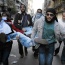 Egyptiläismiehet kantoivat mellakoissa loukkaantunutta miestä Tahrir-aukiolla maanantaina.