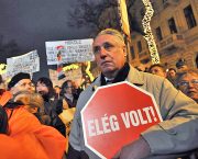 «Genug!» rufen die Demonstranten auf den Strassen Budapests.