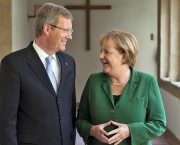 Freundliches Miteinander vor Monaten: Parteifreund Wulff wächst sich für Bundeskanzlerin Merkel allmählich zur Belastung aus.
