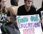 Studierende in Californien protestieren gegen die Praxis der Vergabe von Studenten-Darlehen.