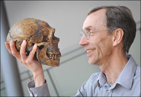 Svante Paabo with Neanderthal skull (Max Planck Institute)
