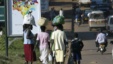 Ugandan women carry luggage on their heads during the busy hours in the street of Kampala (2007 file photo). 