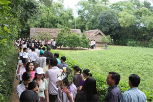 More tourists visit Uncle Ho's home town
