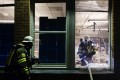 
Die teils maskierten Randalierer setzten in der Nacht zu Samstag Teile einer Schule in Brand. Feuerwehrleute mussten ...
