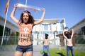 
Die jungen Frauen protestierten vor dem Kanzleramt für die Freilassung inhaftierter Mitstreiterinnen in Tunesien. Diese hatten gegen den wachsenden Einfluss von Hardcore-Islamisten demonstriert.
