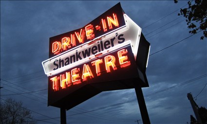 America's oldest drive-in theater(© Shankweiler's)