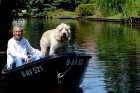 
Tassilo Borchardt mit seinem Hund Lucky unterwegs auf den Kanälen von Neu-Venedig. Er lebt seit seiner Geburt in der Wohnsiedlung
