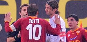 In campo con Francesco Totti. Ansa