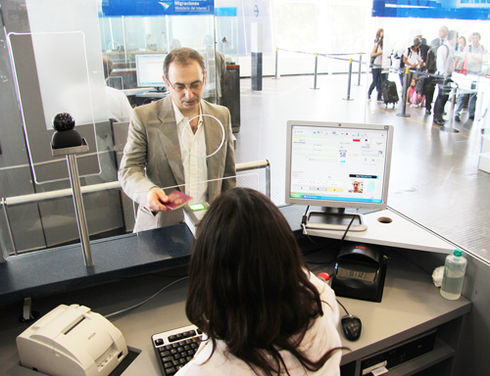 Beginning in April, four airports and two river transportation terminals in Argentina have begun to use devices that identify people using fingerprints and facial features, which replaced immigration forms filled out by hand. (Courtesy of the National Migration Office) 