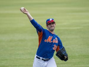 New York Mets starting pitcher Matt Harvey (33) throwing.