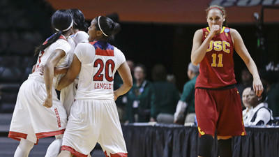 USC women fall in NCAA tournament on foe's last-gasp shot, 71-68