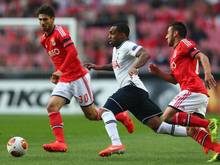 Danny Rose (centre) of Tottenham Hotspur cuts betweeny Eduardo Salvio (right) of SL Benfica and Andre Gomes (left)