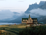 Photo: Hotel on cliff in Waterton Lakes National Park