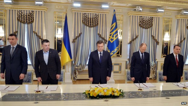 President Yanukovych (C) signed a 21 February deal with opposition leaders that soon became redundant