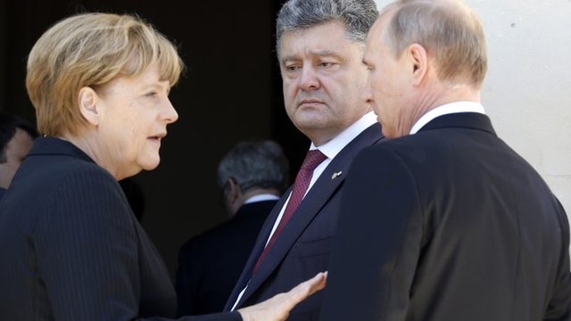 German Chancellor Angela Merkel (L), Ukrainian President-elect Petro Poroshenko and Russian President Vladimir Putin (R) 
