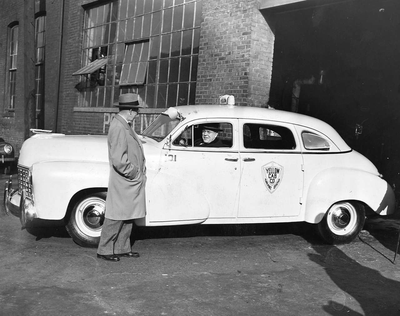 Mayor David Lawrence inspects the new Yellow cab with the head of Yellow Cab Co. (Nov., 1948)