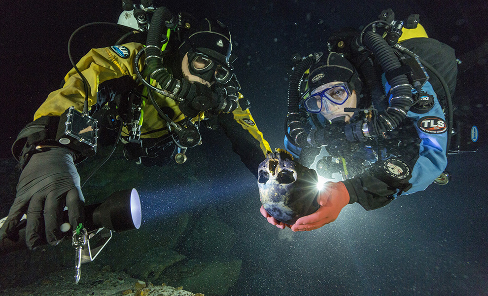 Picture of divers holding skull