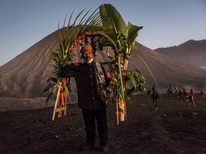 A Tenggerese worshipper carries vegetables for an offerings during the Yadnya Kasada Festival at crater of Mount Bromo in Probolinggo, East Java