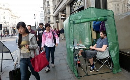 Покупатели iPhone 6 возле магазина Apple в Лондоне