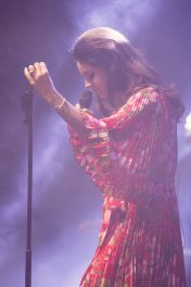 Lana Del Rey, at Home Among Late Silent Film Stars at Hollywood Forever Cemetery: Concert Review