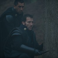 Still of Cliff Curtis and Clive Owen in Last Knights (2015)
