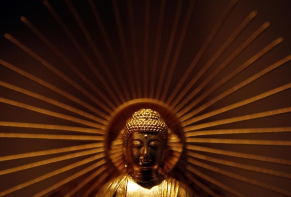 (A pure gold statue of Buddha is displayed at the Ginza Tanaka store in Tokyo November 26, 2009. Gold hit a record high above $1,192 on Thursday as sentiment remained solid on expectations of more central bank buying of bullion and further dollar weakness. REUTERS/Yuriko Nakao)