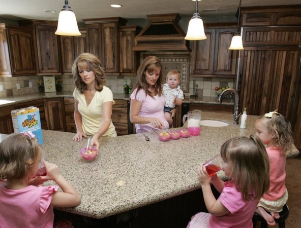 (Sister-wives Valerie (L) and Vicki serve breakfast to their children in their polygamous house in Herriman, Utah, in this file photo from May 30, 2007. Polygamy, once hidden in the shadows of Utah and Arizona, is breaking into the open as fundamentalist Mormons push to decriminalize it on religious grounds, while at the same time stamping out abuses such as forced marriages of underage brides. To match feature USA-MORMONS/POLYGAMY/ REUTERS/Kamil Krzaczynski)