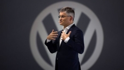 German government ministers reportedly turned a blind eye to Volkswagen installing cheat devices to fool U.S. diesel emissions tests, raising the possibility that the mushrooming scandal could cause embarrassment for Chancellor Angela Merkel.