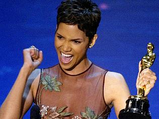 24/03/2002. Actress Halle Berry reacts to winning the Oscar for Best Actress during the 74th annual Academy Awards in Hollywood. Berry won the Academt Award for her role in the film "Monster's Ball". REUTERS/Gary Hershorn