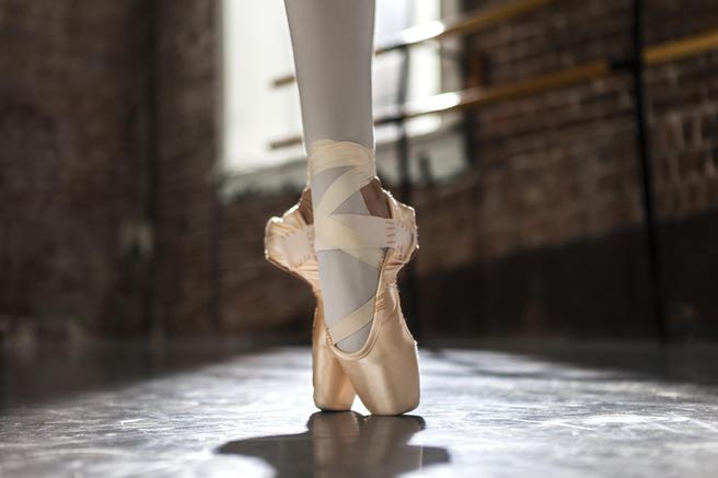 Ballerina feet in Sous sous en pointe - Nisian Hughes/Stone/Getty Images