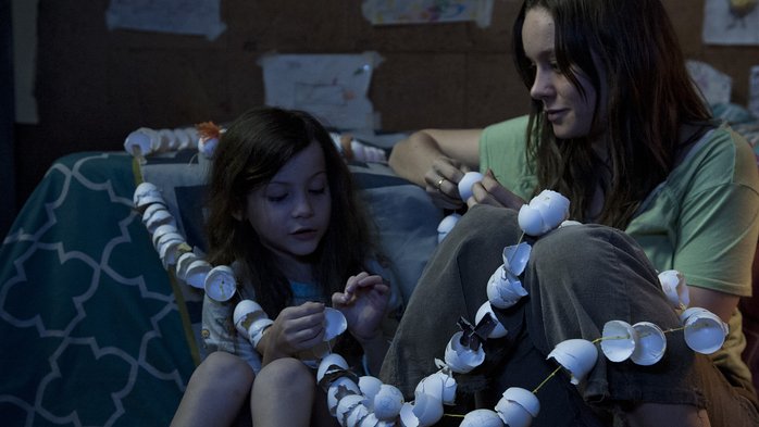 Still of Brie Larson and Jacob Tremblay in Raum (2015)