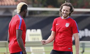 Mix Diskerud, right, warms up with LA Galaxy’s Gyasi Zardes during a USA training session in Florida.
