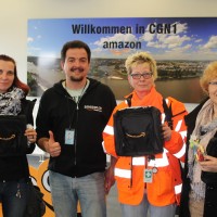 Diese drei Mitarbeiterinnen in Koblenz erhielten ihre Ostergeschenke von Standortleiter Nikolai Lisac.
