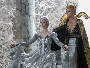 Still of Charlize Theron and Emily Blunt in The Huntsman: Winter's War (2016)