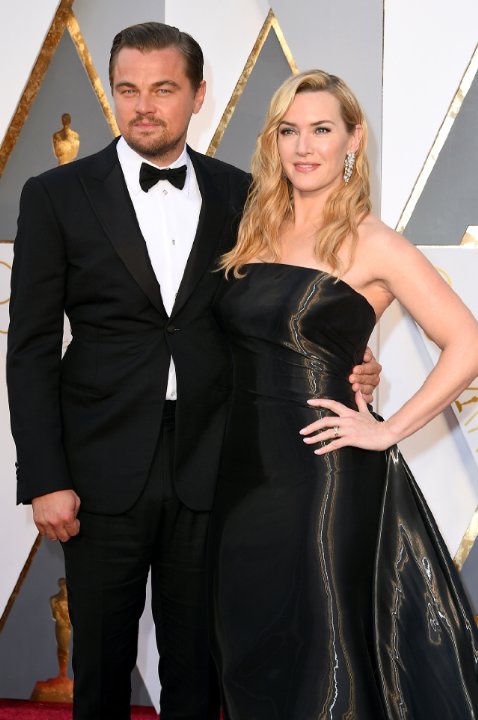 Leonardo DiCaprio and Kate Winslet at event of The 88th Annual Academy Awards (2016)