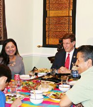 El congresista Don Beyer compartió mesa con la familia Pinto para apoyar DAPA. (Cort. Familia Pinto)