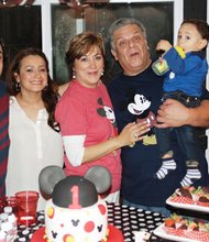 FAMILIA.Claudia Campos con su hijo Alex (izq.). y esposa, Juliana Monsalve. Al lado, su esposo Carlos Ugarte y su nieto Lucas, hace un año.