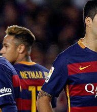 El delantero argentino del FC Barcelona Leo Messi (i); el delantero brasileño Neymar Da Silva (c) y el delantero uruguayo del FC Barcelona Luís Suárez (d) se lamentan de una ocasión perdida durante el partido de la trigésimo tercera jornada de la Liga de Primera División que se jugó en el Camp Nou. 