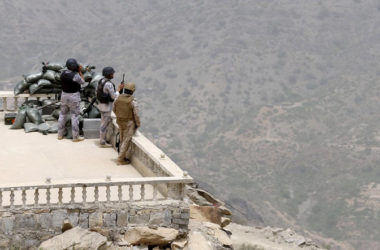 Saudi soldiers take their position at Saudi Arabia's border with Yemen April 6, 2015. REUTERS/Faisal Al Nasser - RTR4W9IH
