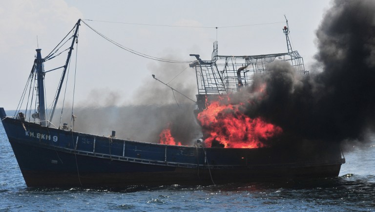 Indonesian Maritime Affairs and Fisheries Ministry (KKP) officials destroy a Vietnamese vessel on Datuk Island in Mempawah in West Kalimantan on May 20, 2015. Indonesian Maritime Affairs and Fisheries Ministry (KKP) together with Navy and Sea Police destroyed foreign vessels caught of looting fish in Indonesia sea's fishery area management. AFP PHOTO